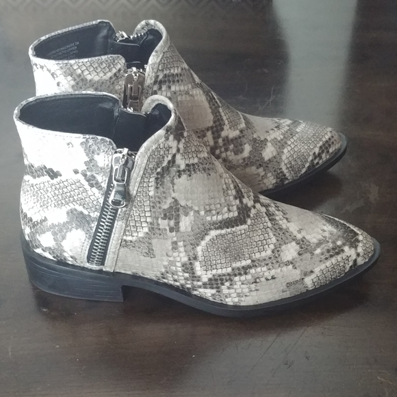 NEW 🌺 Steve Madden Snakeskin Ankle Booties - Picture 3 of 8